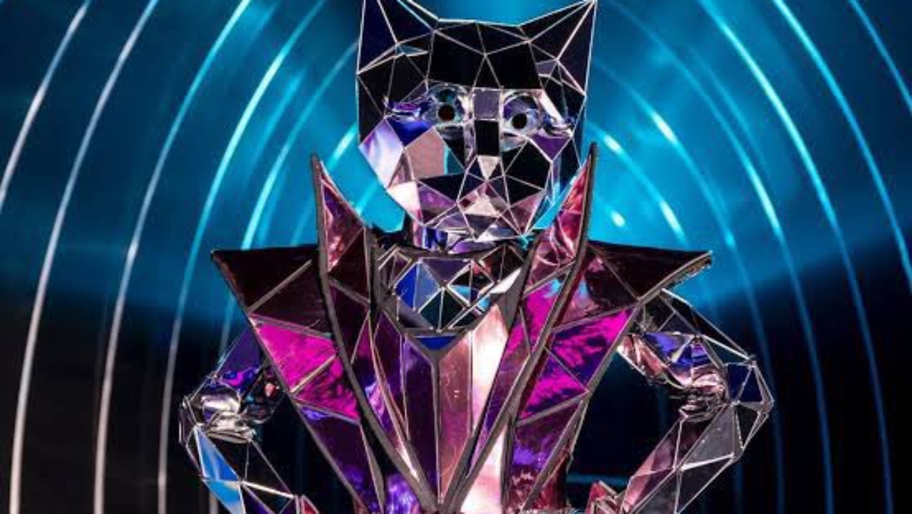 Acabou o mistério! Gata Espelhada perde combate e tem identidade revelada no ‘The Masked Singer Brasil’