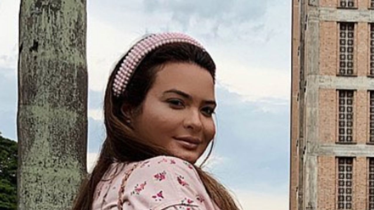 Comportada, Geisy Arruda posa com look coladinho em Aparecida e fãs alfinetam: “Foi se confessar?”