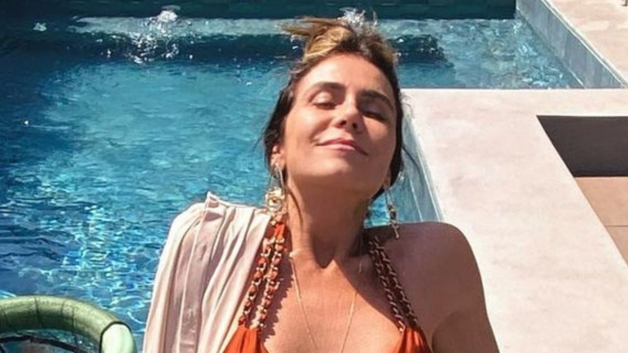 Giovanna Antonelli posa de biquíni com a barriga chapada e curte dia de folga na beira da piscina: “Toda poderosa”