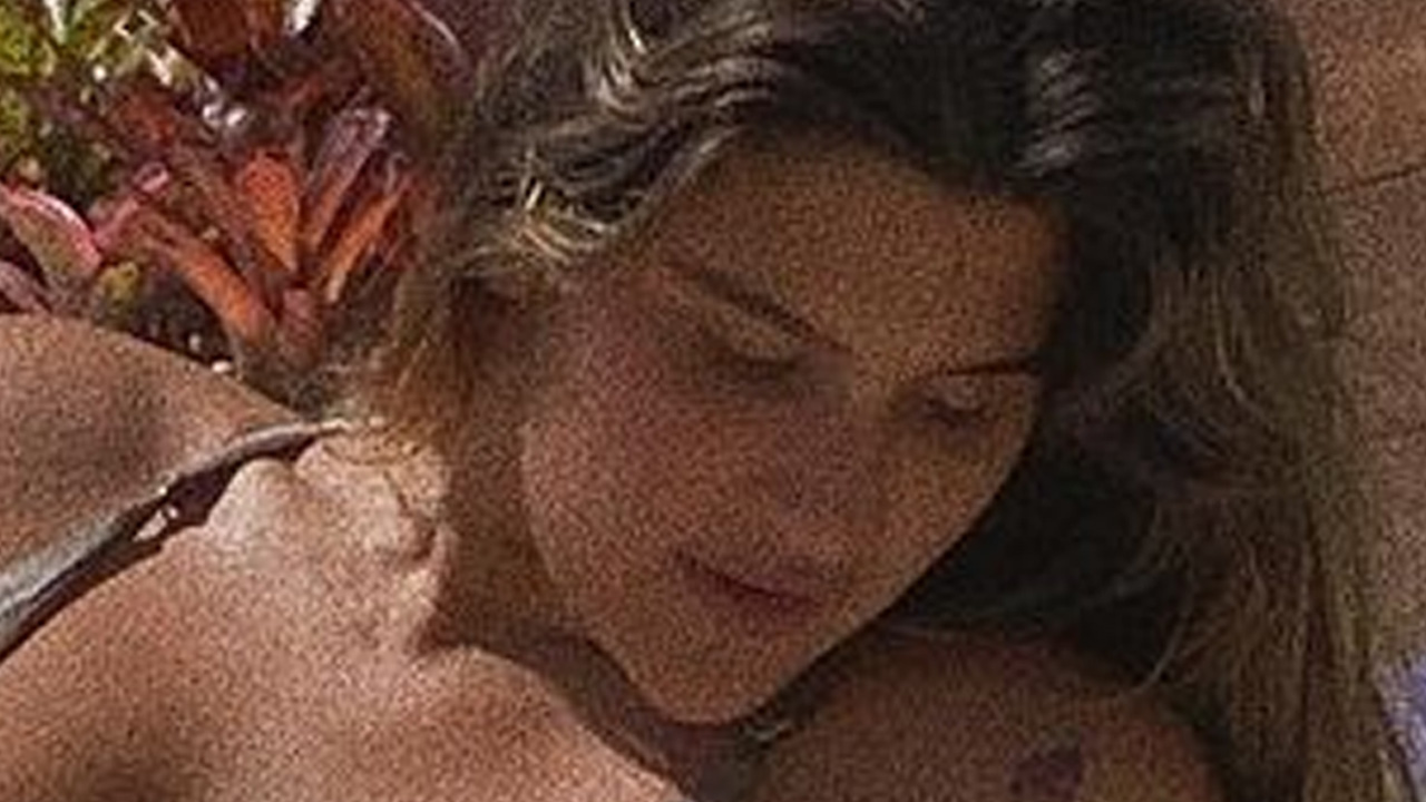 Filha gata de Flávia Alessandra, Giulia Costa mostra corpão de maiô branco: “Simplesmente perfeita”