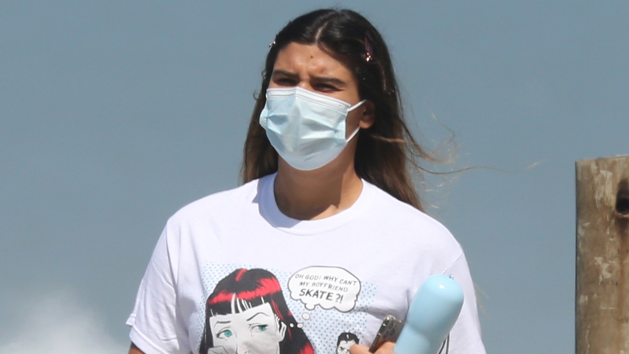 Filha de Flávia Alessandra, Giulia Costa exibe pernões ao caminhar no Rio de Janeiro só de camiseta