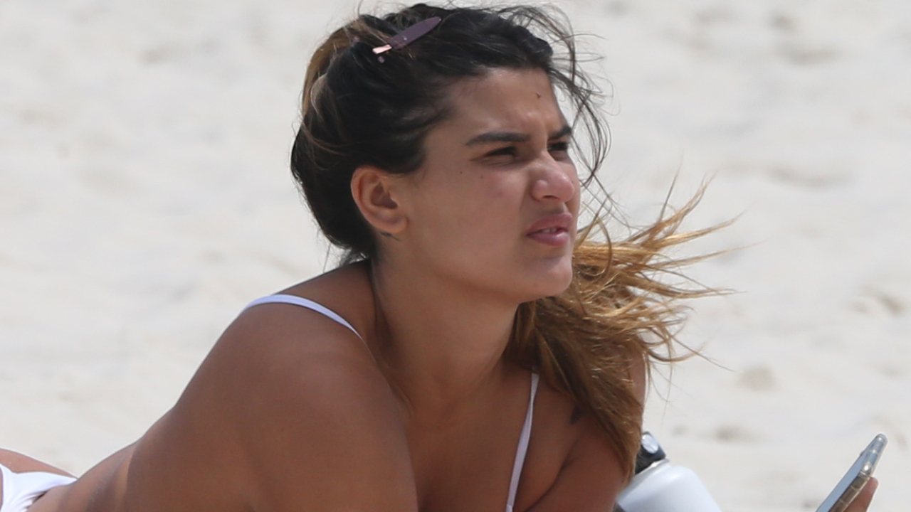 De biquíni branco, Giulia Costa renova bronzeado no litoral e boa forma impressiona