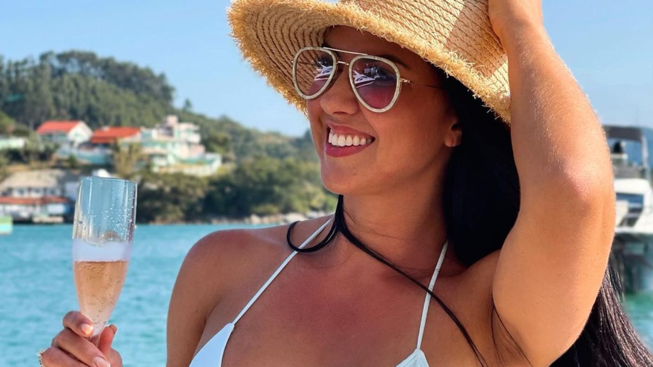Toda chique, Graciele Lacerda ostenta físico malhado e cinturinha mínima chama a atenção: “Deusa, né?”