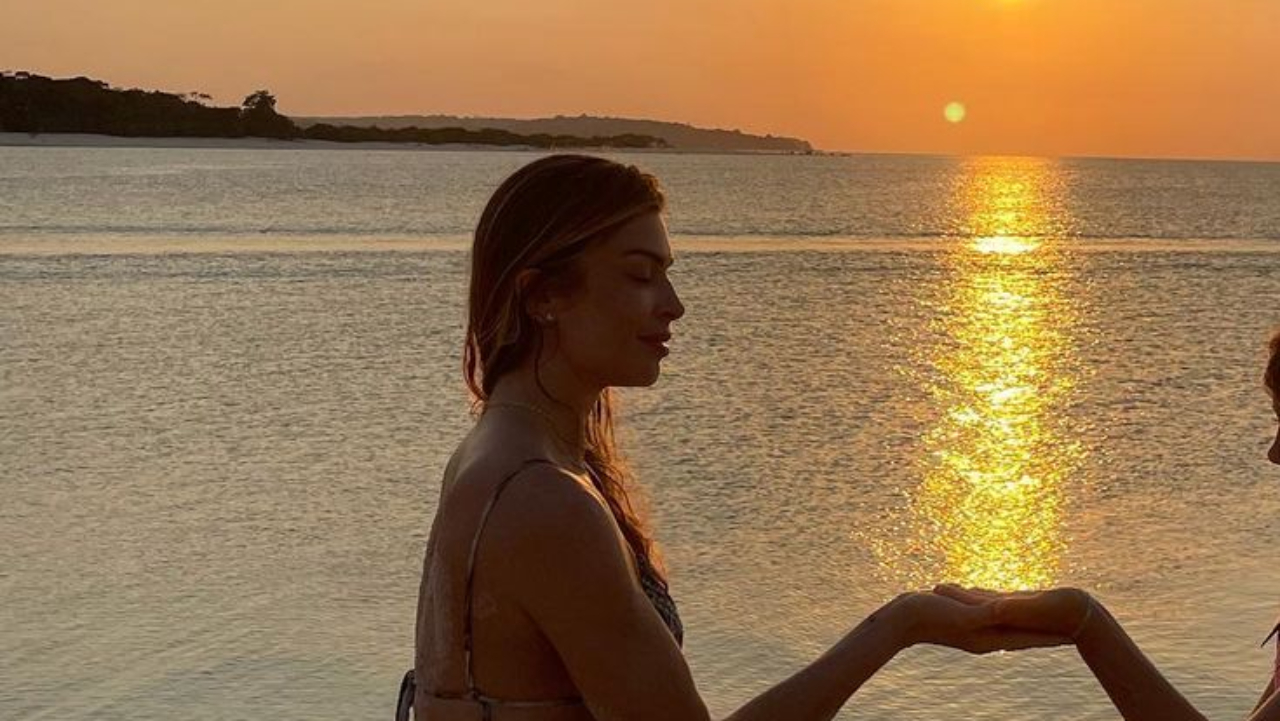 Em momento raro, Grazi Massafera curte dia de praia com a herdeira, Sofia, e encanta seguidores: “Lindas”