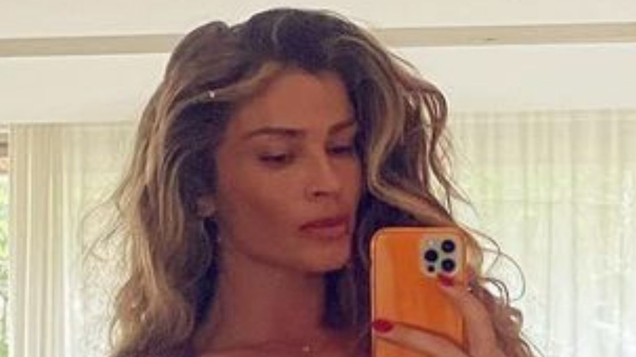 Grazi Massafera posa de vestidinho curto colado no corpão e deixa coxas grosas à mostra: “Beldade”