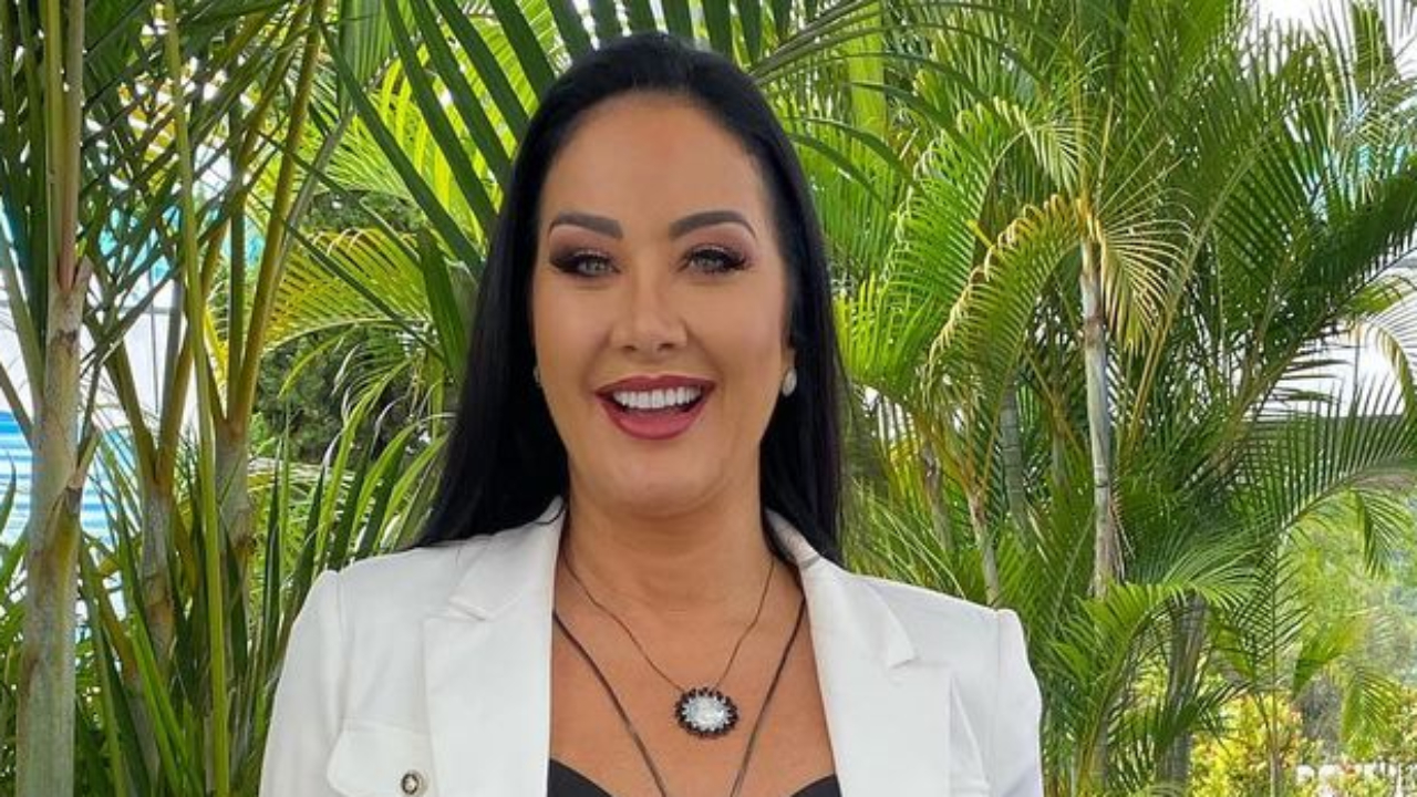Helen Ganzarolli abre blazer e deixa barriguinha chapada à mostra em look ousado: “Mulherão!”