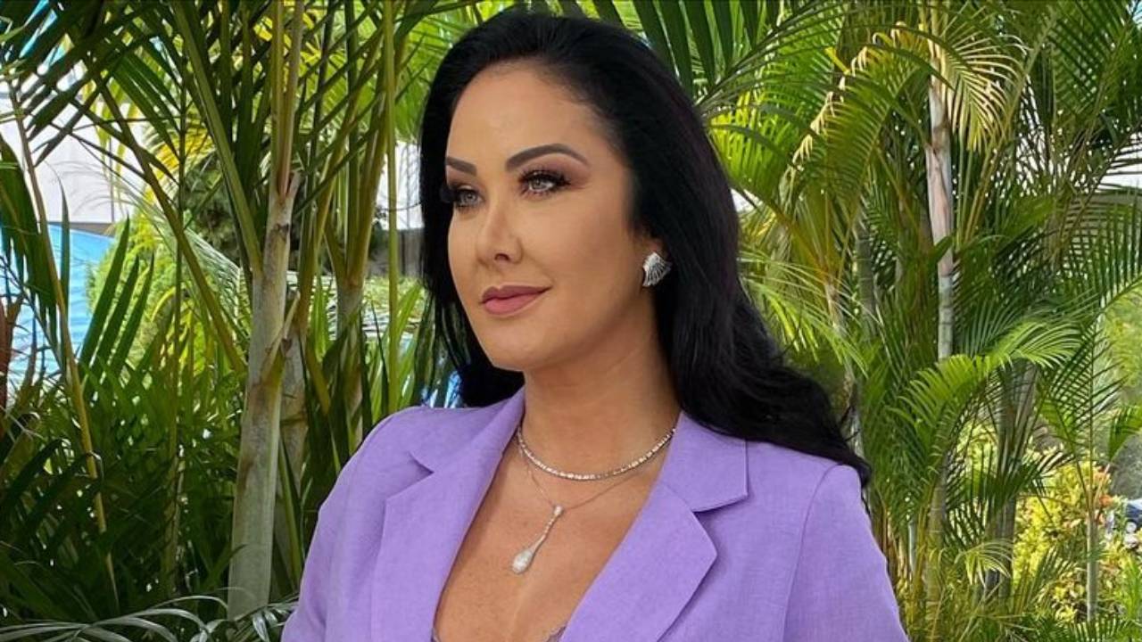 De lingerie rendada, Helen Ganzarolli abre o blazer e mexe com a imaginação da web: “Um espetáculo”