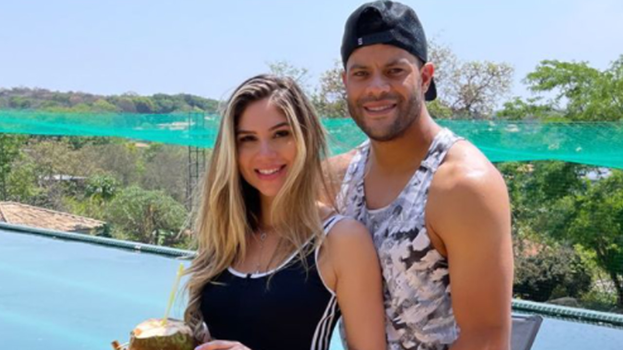 Esposa de Hulk Paraíba mostra barriga de grávida pela primeira vez em fim de semana em família