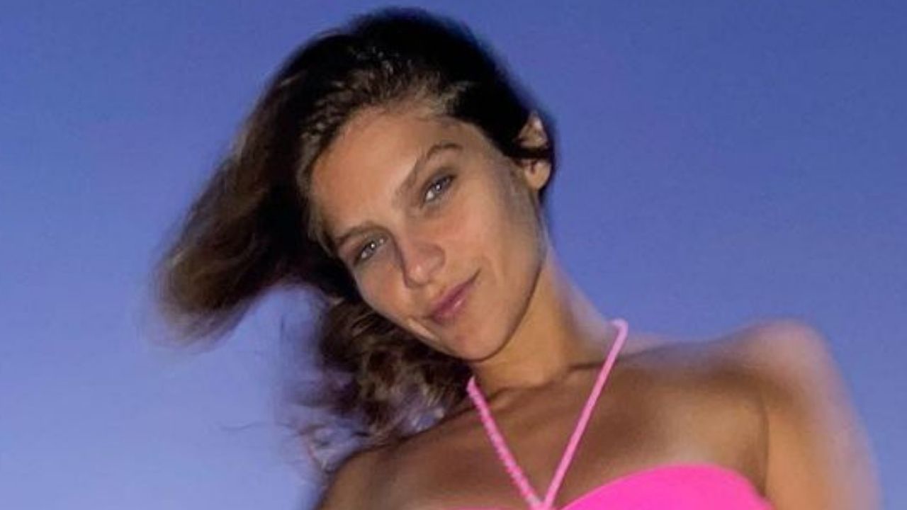 Isabella Santoni combina biquíni com calça transparente justinha e desfila na praia: “Magnífica”