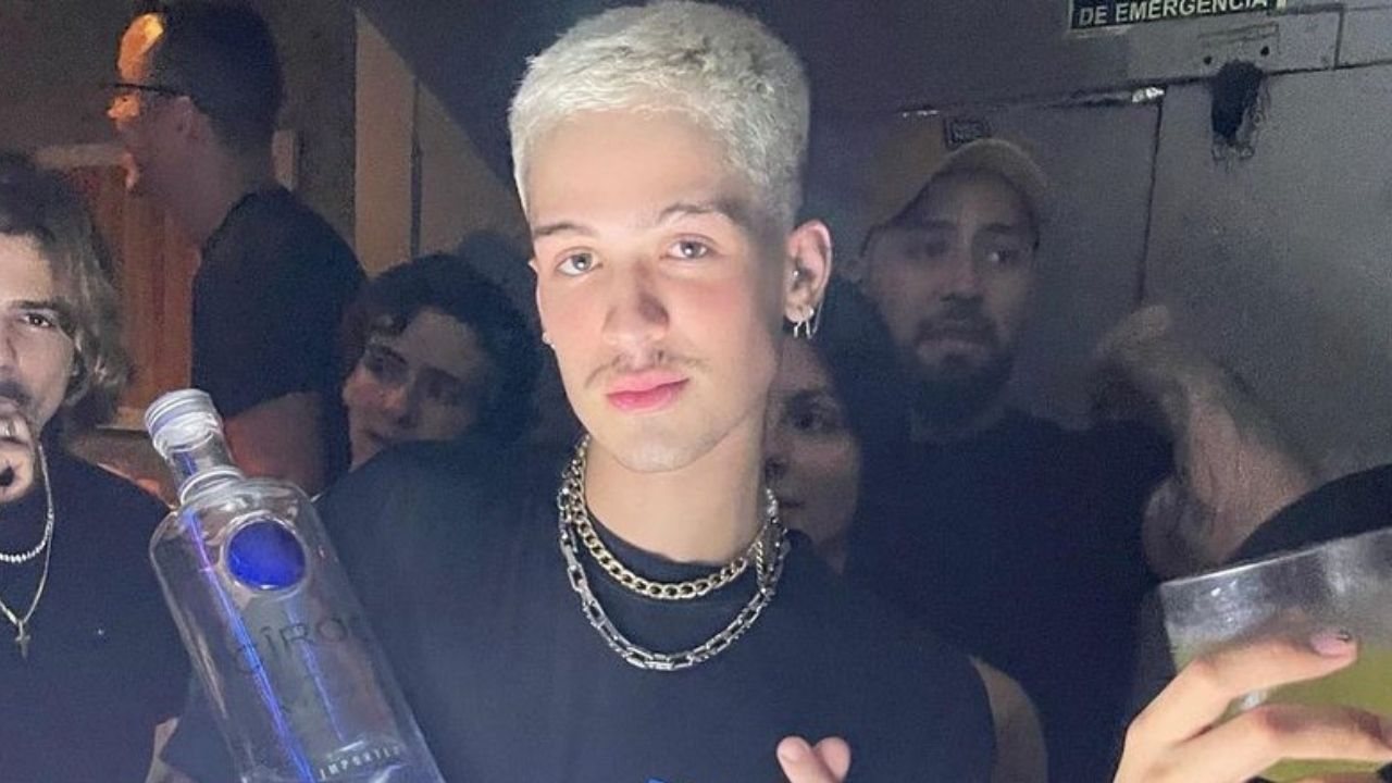 Solteiríssimo, João Guilherme aparece curtindo festa em motel com amigos após término com Jade Picon