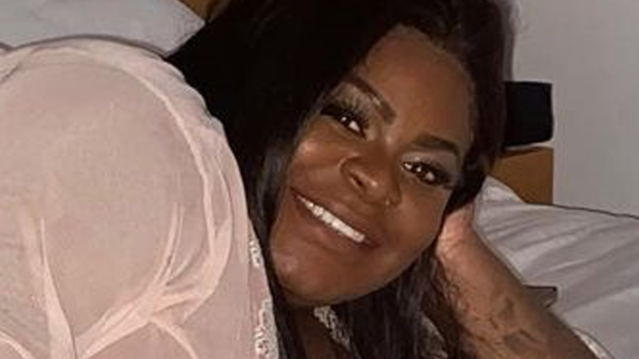 Solteiríssima, Jojo Todynho aparece só de camisola em quarto de hotel e deixa bumbum de fora: “Sabe viver”