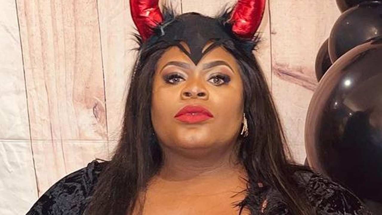 Jojo Todynho aparece endiabrada em festa de Halloween com decote até o umbigo: “Diabona”