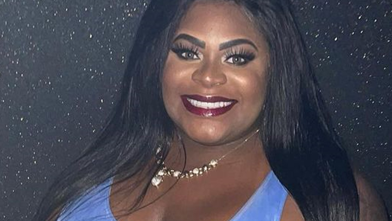Jojo Todynho aparece com top minúsculo e mostra lateral dos seios em look ousado: “Sabe que está cremosa”