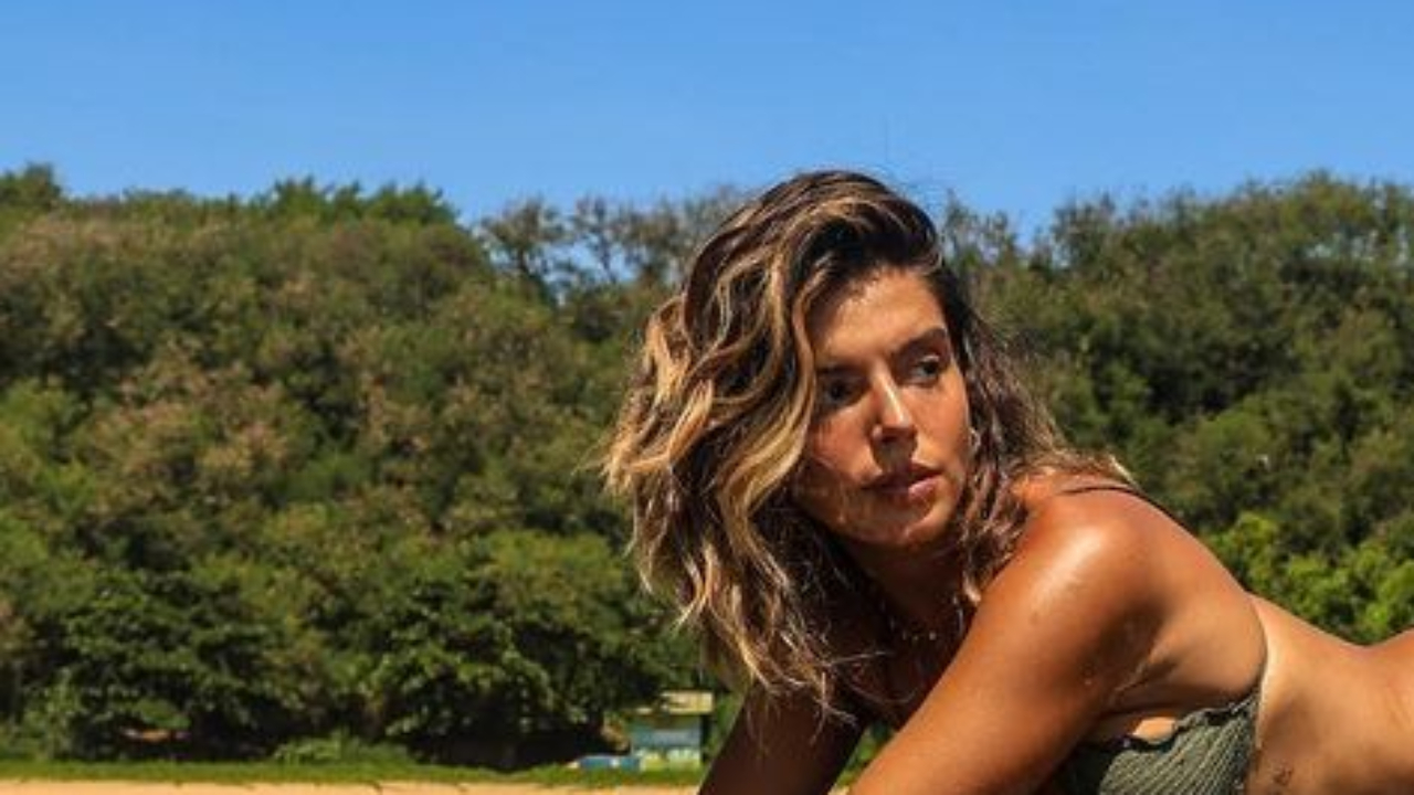 Giovanna Lancellotti surge com biquíni micro em cenário paradisíaco e ostenta corpo escultural: “Deusa do sol”