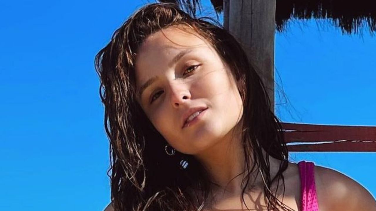Larissa Manoela posa de biquíni exibindo barriga sarada e corpão escultural: “Praiana linda”