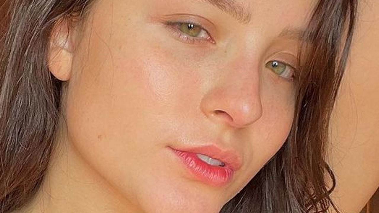 Larissa Manoela posa de cara limpa e nem cara de sono segura a beleza: “Deus tem seus preferidos”