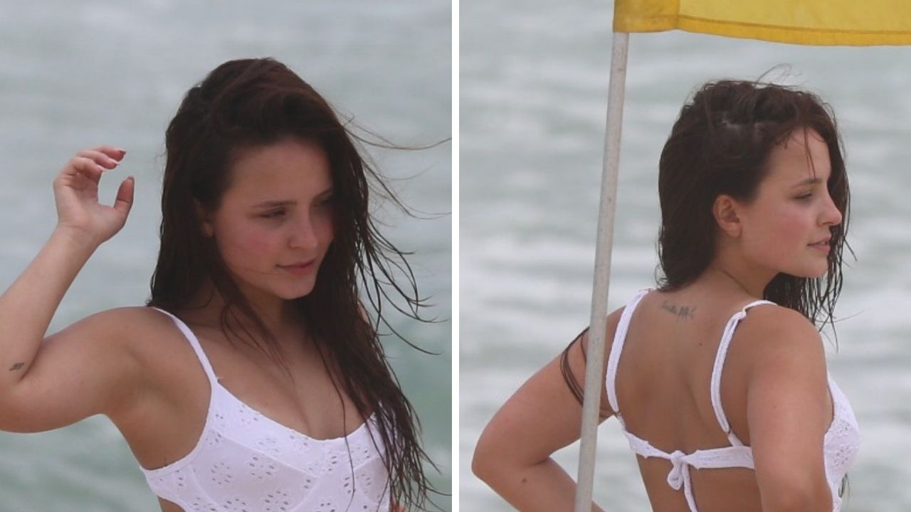 Alerta de beldade: Larissa Manoela vai à praia com maiô branco e deixa detalhes do corpão marcados