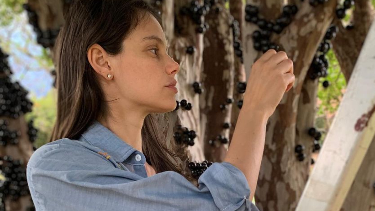 Só de camisa e calcinha, Laura Neiva mostra barrigão enorme no oitavo mês e coleciona elogios: “Lindona!”