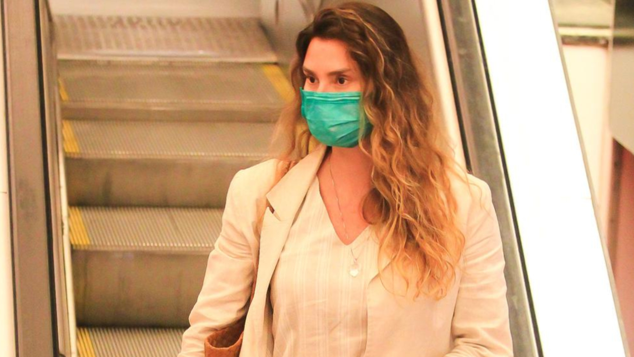 Aos 45 anos, Lavínia Vlasak surge em passeio com barriga de fora e abdômen definido impressiona