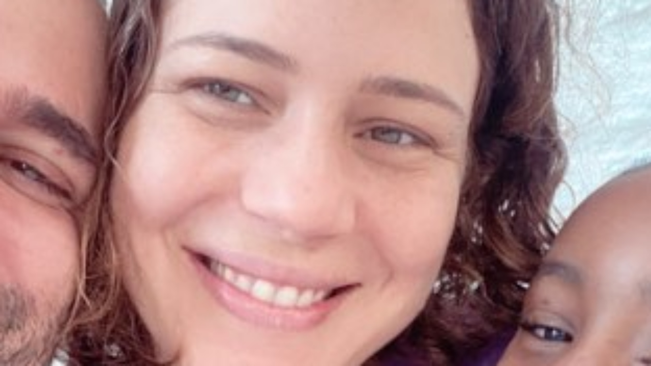 Leandra Leal ganha carinho especial do maridão e da herdeira em raríssimo clique juntos: “Que família linda!”