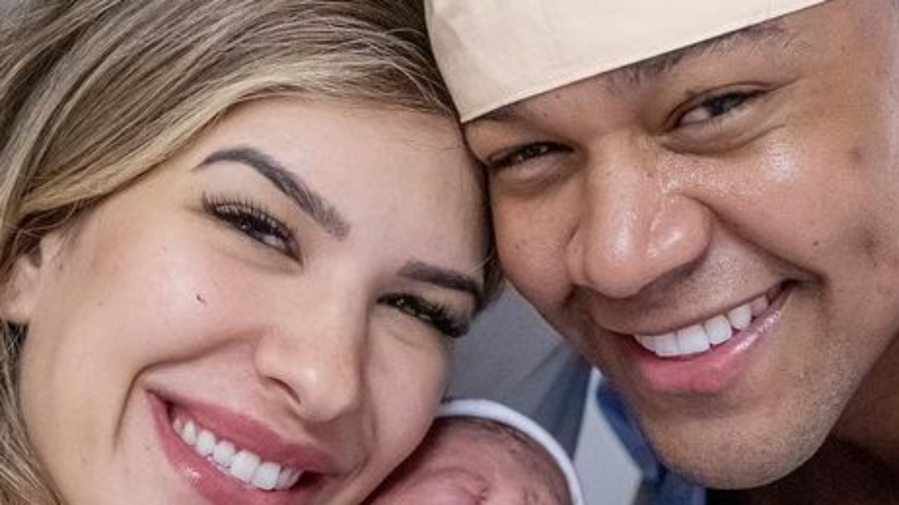 Léo Santana se emociona todo ao celebrar primeiro mês de vida da filha, Liz: “Papai te ama”