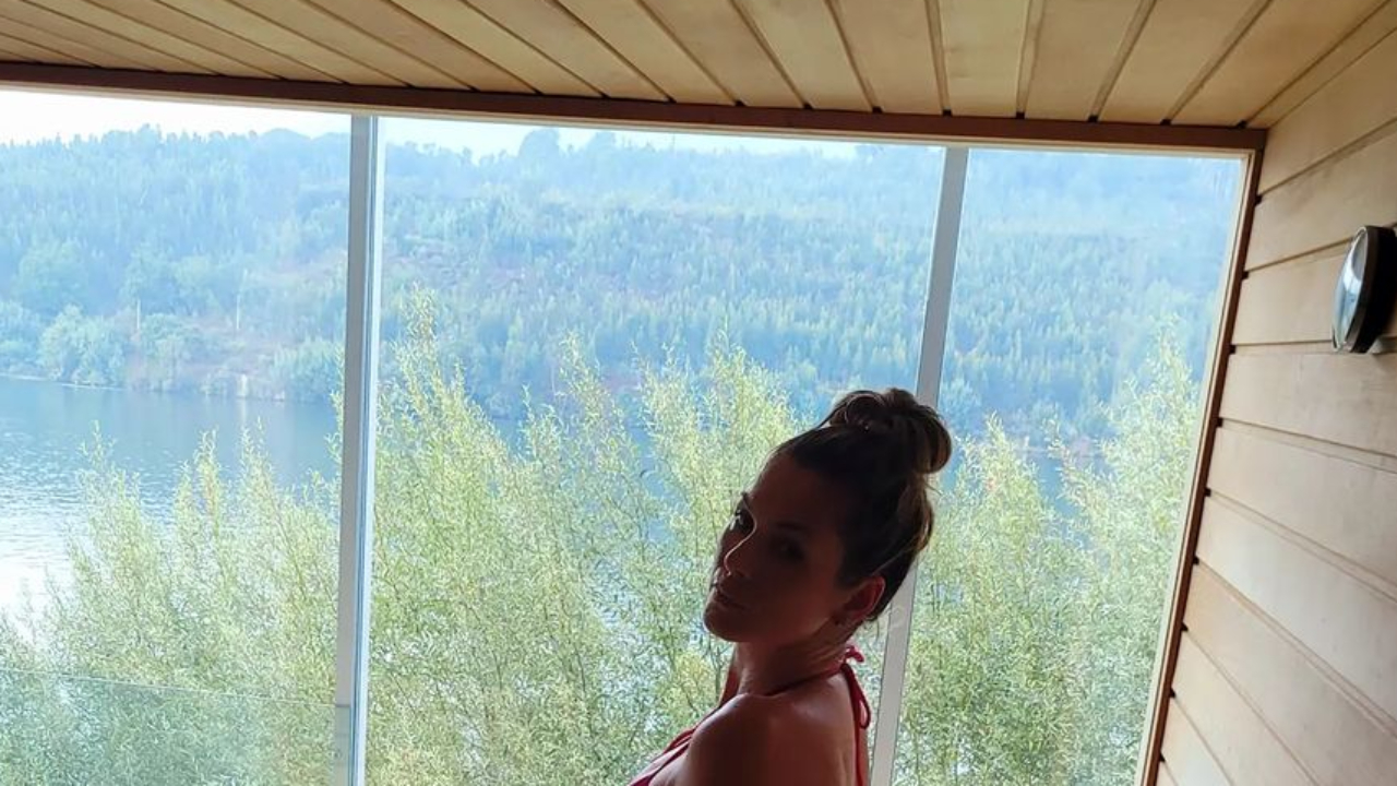 Lívia Andrade puxa biquíni mínimo até o limite e deixa fãs babando ao ostentar corpão: “Obra de arte”