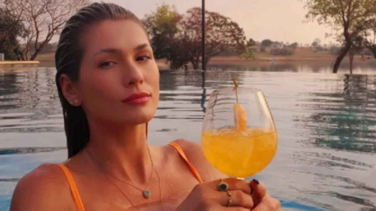 Em polêmica, Lívia Andrade posa ‘tranquilona’ na piscina e deixa recado irônico: “Não faça drama, faça um drink”
