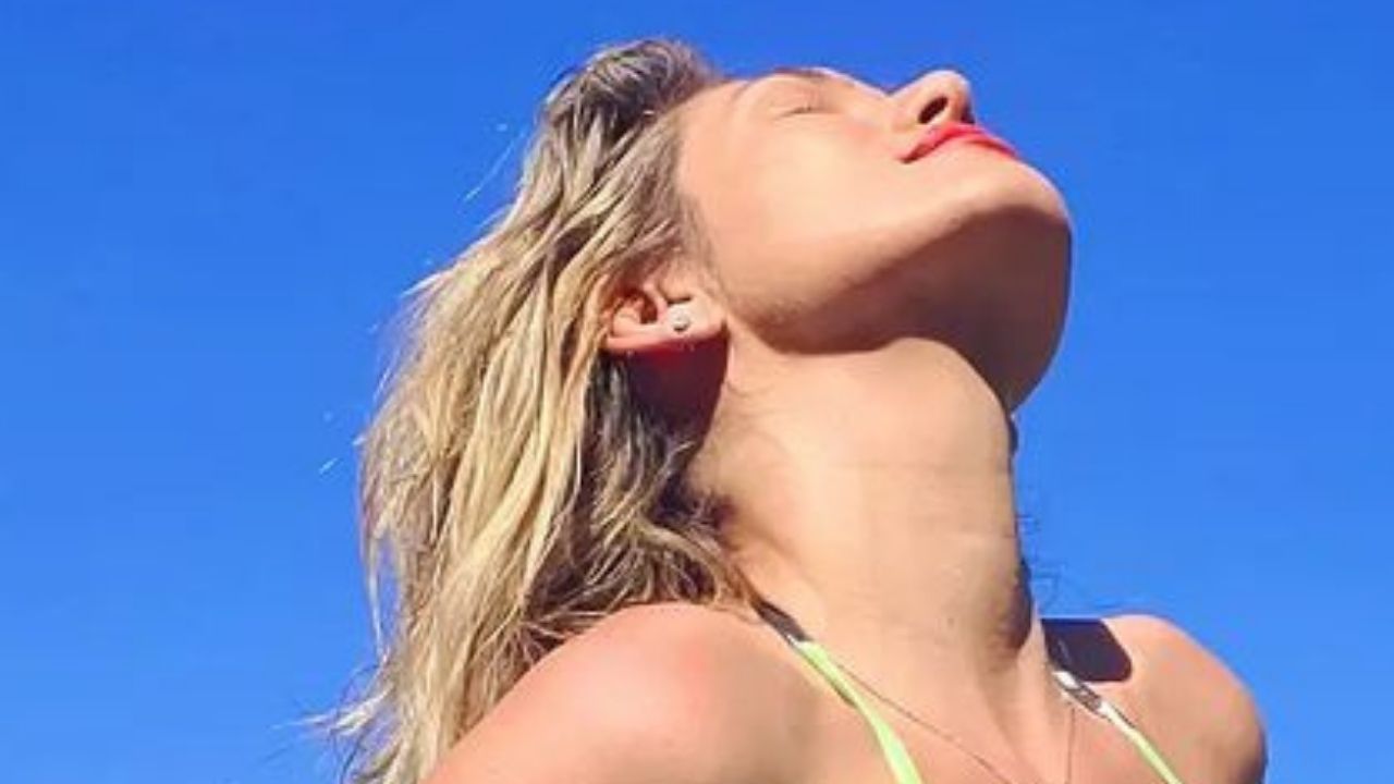 Lívia Andrade puxa biquíni até o limite em clique sensual e deixa fãs babando: “Mulherão da porr*”