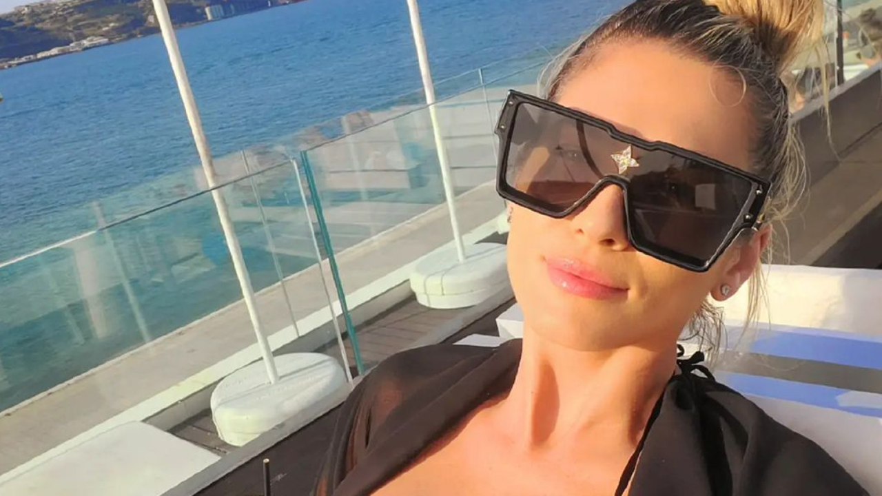 Renovando o bronze, Lívia Andrade abre totalmente a blusa e mostra barriguinha magérrima: “Patroa!”