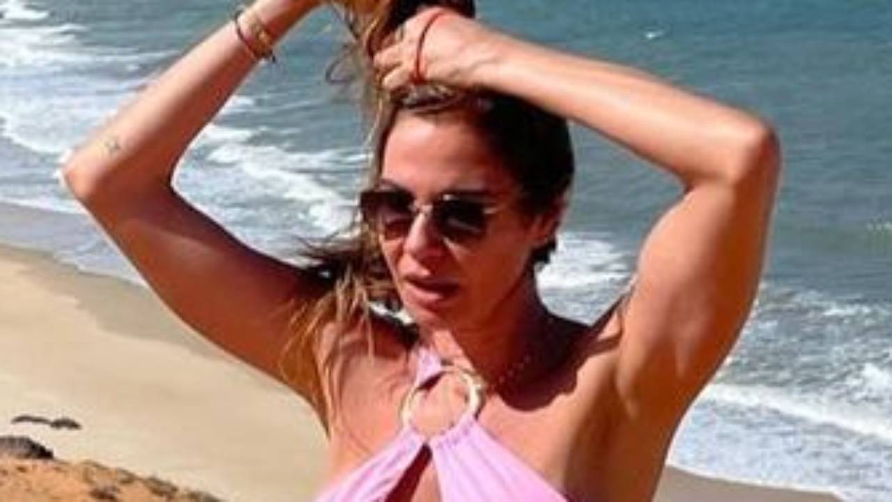 Aos 51 anos, Luciana Gimenez posa só de biquíni e choca web com barriga trincadíssima: “Corpo maravilhoso”