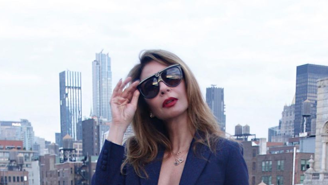 Luciana Gimenez dispensa sutiã, deixa blazer aberto no limite e quase mostra demais: “Poderosa”