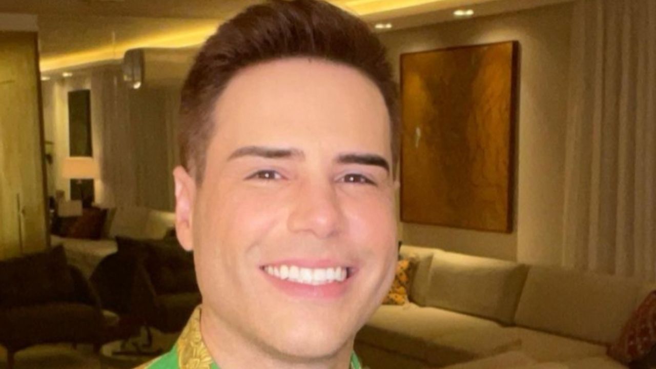 Luiz Bacci ostenta, posa com camisa de R$ 6 mil e choca cantor famoso: “Onde compro?”