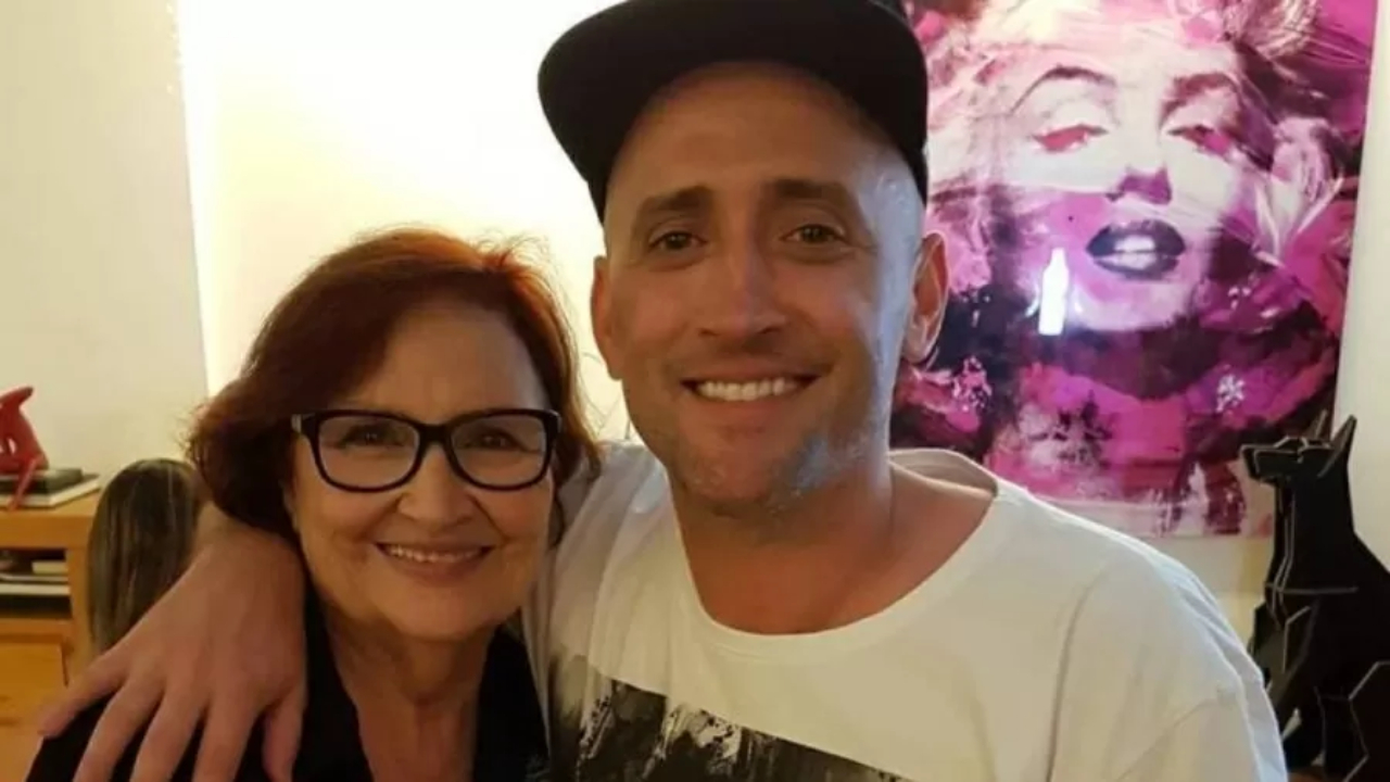 Mãe de Paulo Gustavo, Déa Lúcia desabafa e diz que dor da perda do filho ‘é cada dia pior’: “Não acalma”
