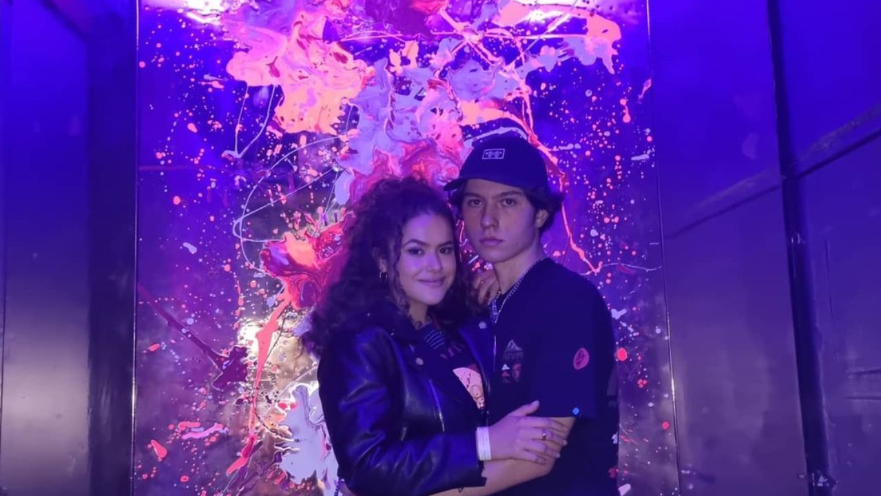 Em momento raro de intimidade, Maisa Silva troca beijos com o namorado, Nicholas Arashiro