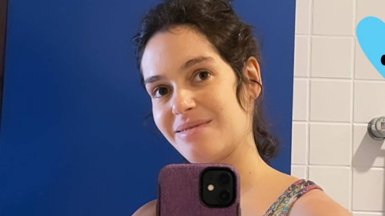 Aos sete meses, Maria Flor posa só de top e surpreende com barrigão enorme: “Minha cara de grávida”