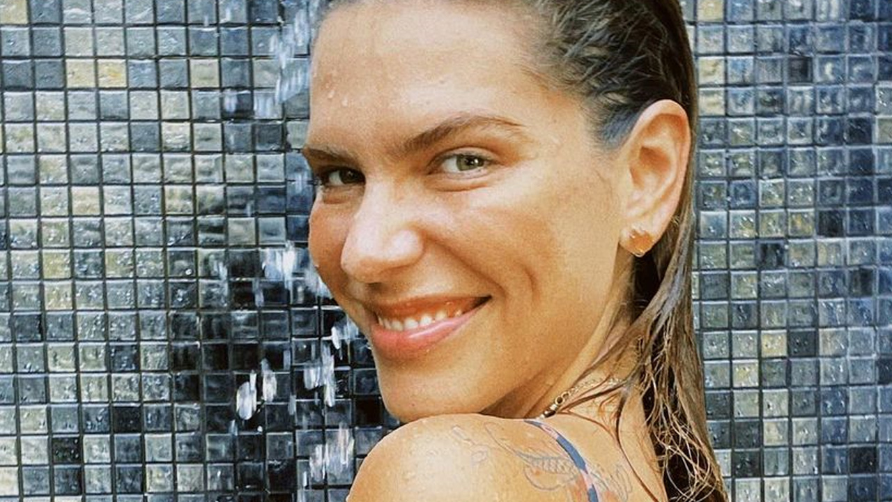 Esposa de Cauã Reymond, Mariana Goldfarb toma chuveirada nas Maldivas e empina bumbum: “Uma onça”