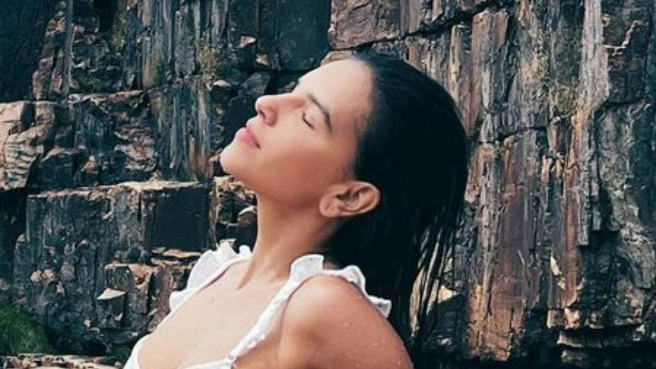Só de biquíni, Mariana Rios ostenta cinturinha fina durante banho de cachoeira: “Como pode ser tão linda?”