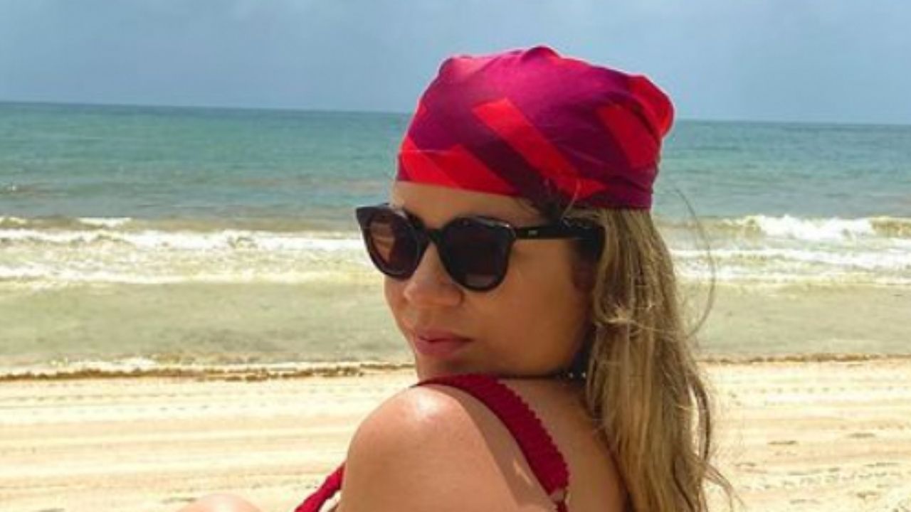 Marília Mendonça posa de biquíni deixando bumbum em evidência: “Tô te esperando, bebê”