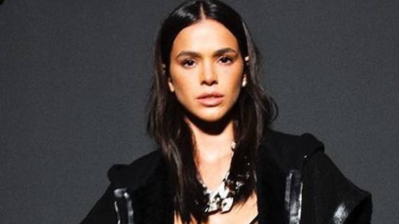 Em Paris, Bruna Marquezine deixa seios completamente à mostra em sutiã transparente de R$ 1,1 mil