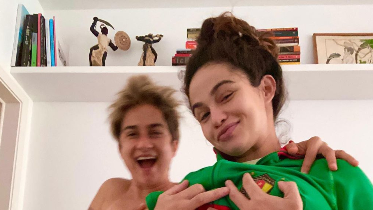 Na reta final da gravidez, Nanda Costa posa ao lado da esposa e barrigão gigante chama atenção: “Vai explodir”