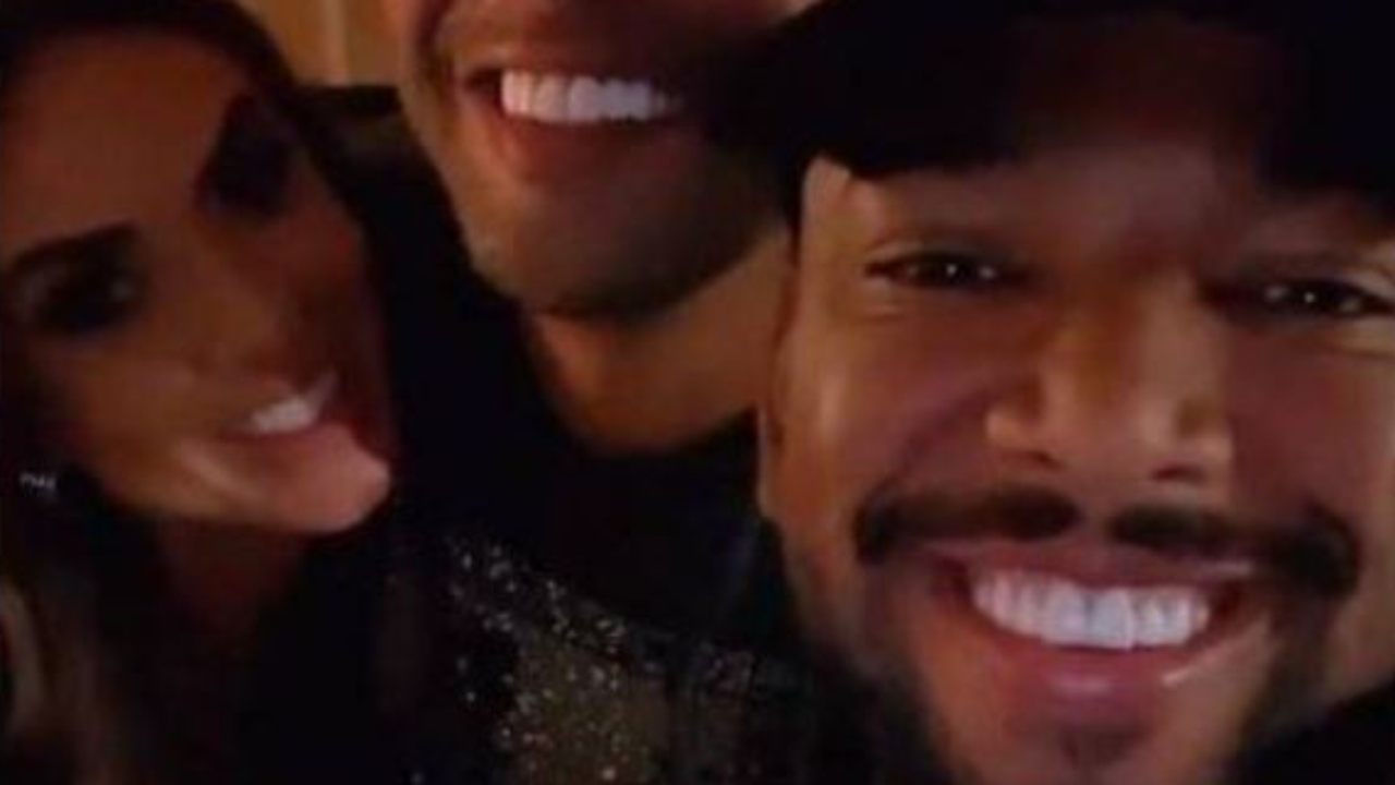 Após sumiço e polêmicas, Nego do Borel posa sorridente ao lado de Nicole Bahls em noitada: “Olham quem veio!”
