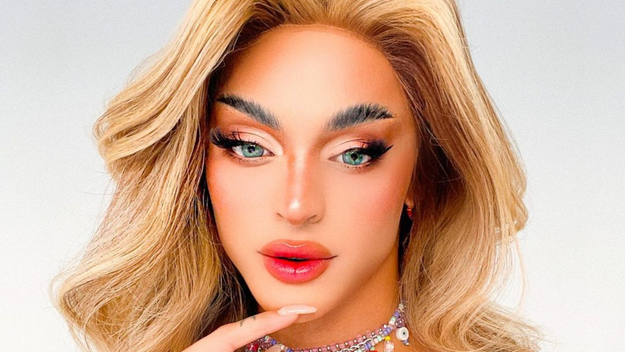 Curtindo dia de sol, Pabllo Vittar posa sem parte de baixo da roupa e deixa bumbum à mostra: “Poderosa”