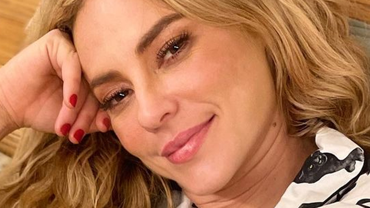 Paolla Oliveira posa em clima de preguiça com pijama curtinho: “É perfeita”