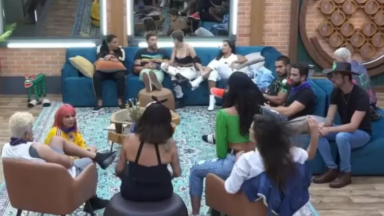 A Fazenda 13: Pode isso? Peões fazem show particular e cantam música tema do BBB: “Hino do concorrente”