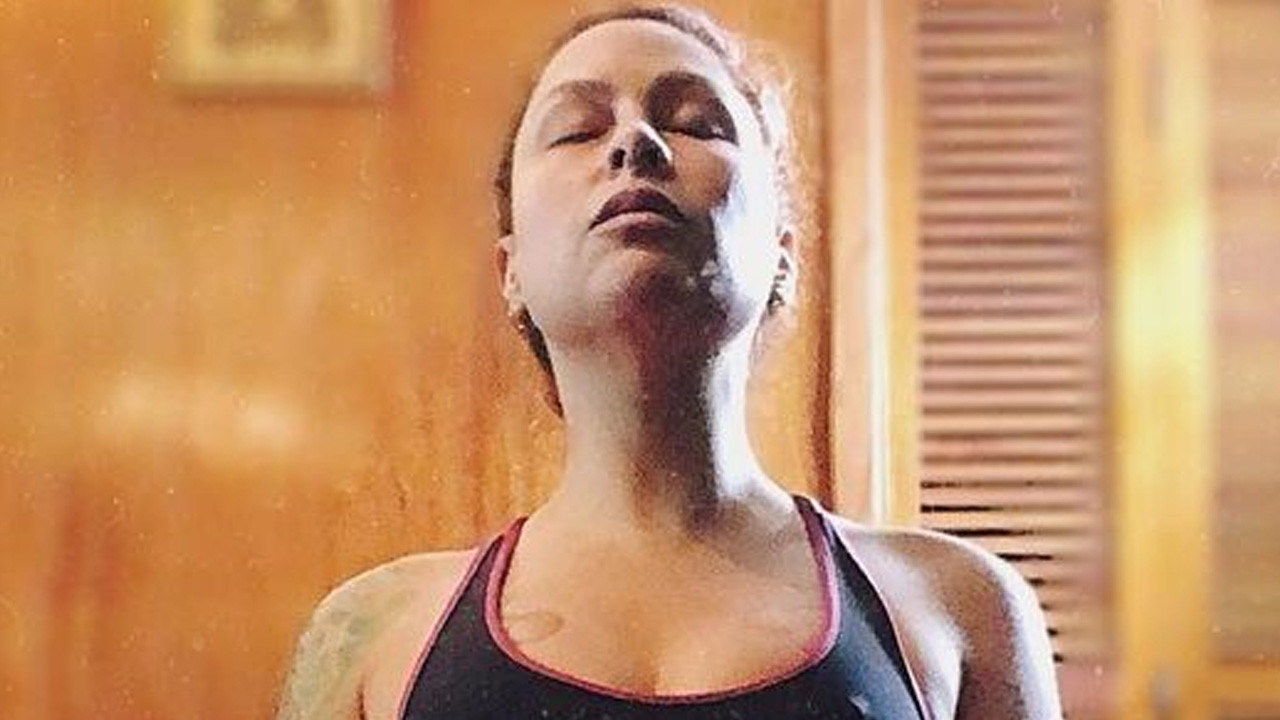 Pitty pratica ioga de roupa colada e mostra corpo sarado aos 44 anos: “Abusadamente linda”