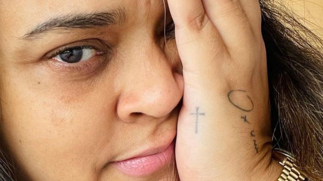 Aos 47 anos, Preta Gil posa de cara limpa, não esconde fios grisalhos e exibe beleza natural: “Deusa”