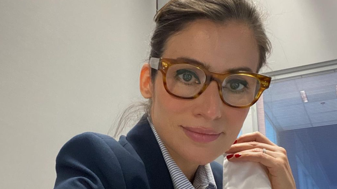 Longe do ‘JN’, Renata Vasconcellos aparece de mãos dadas com o marido em raríssimo clique: “Férias”