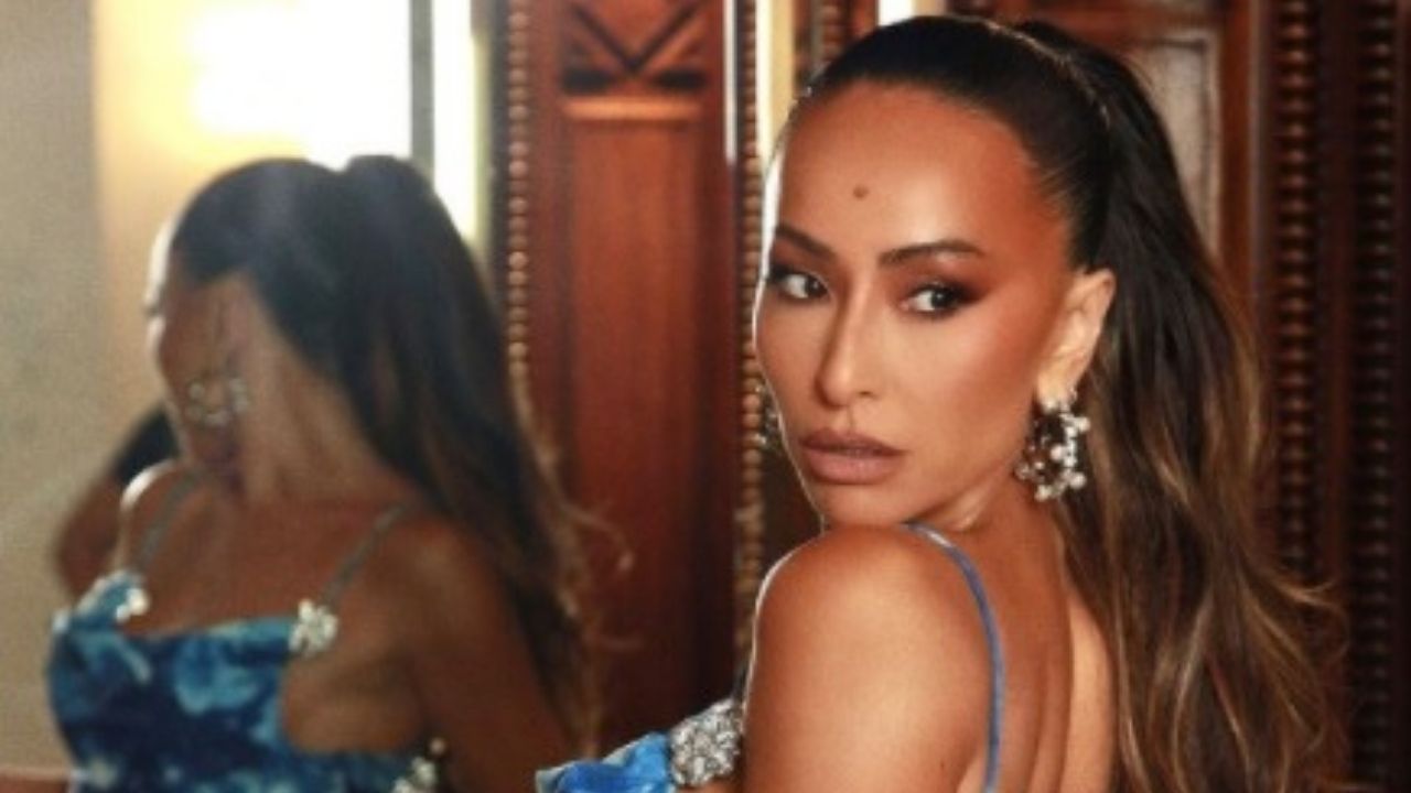 Que espetáculo! Sabrina Sato elege microvestido para cair no samba em ensaio de Carnaval