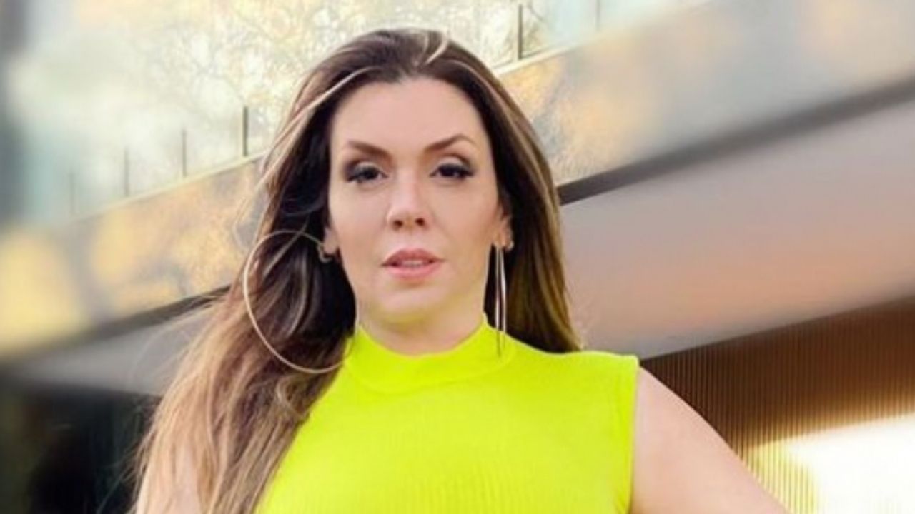 Simony é acusada de editar cintura em foto e rebate alfinetada de seguidora: “Não tem nada torto”