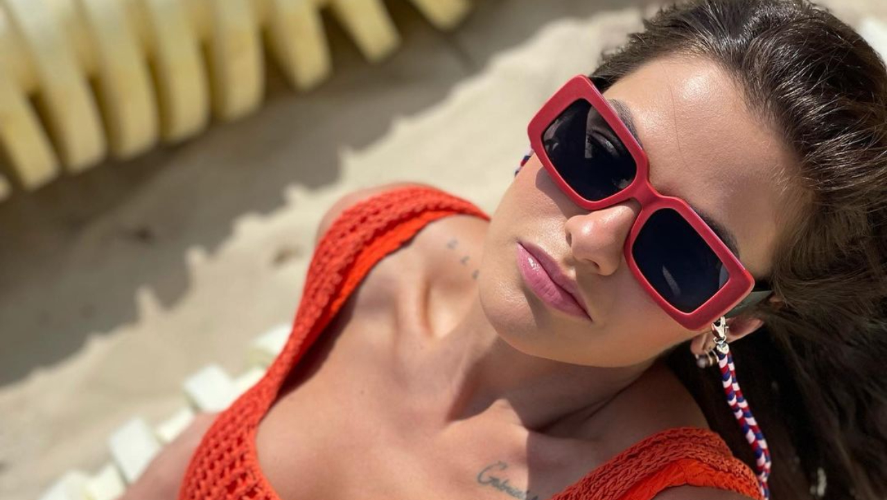 Em dia de praia, Andressa Suita esbanja sensualidade e abdômen trincando rouba a cena: “Musa”
